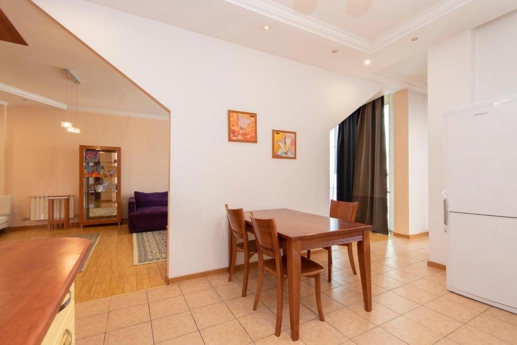 Алматы: Almaty Towers Apartment-2