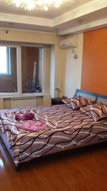 Алматы: Apartments on Zheltoksan 22