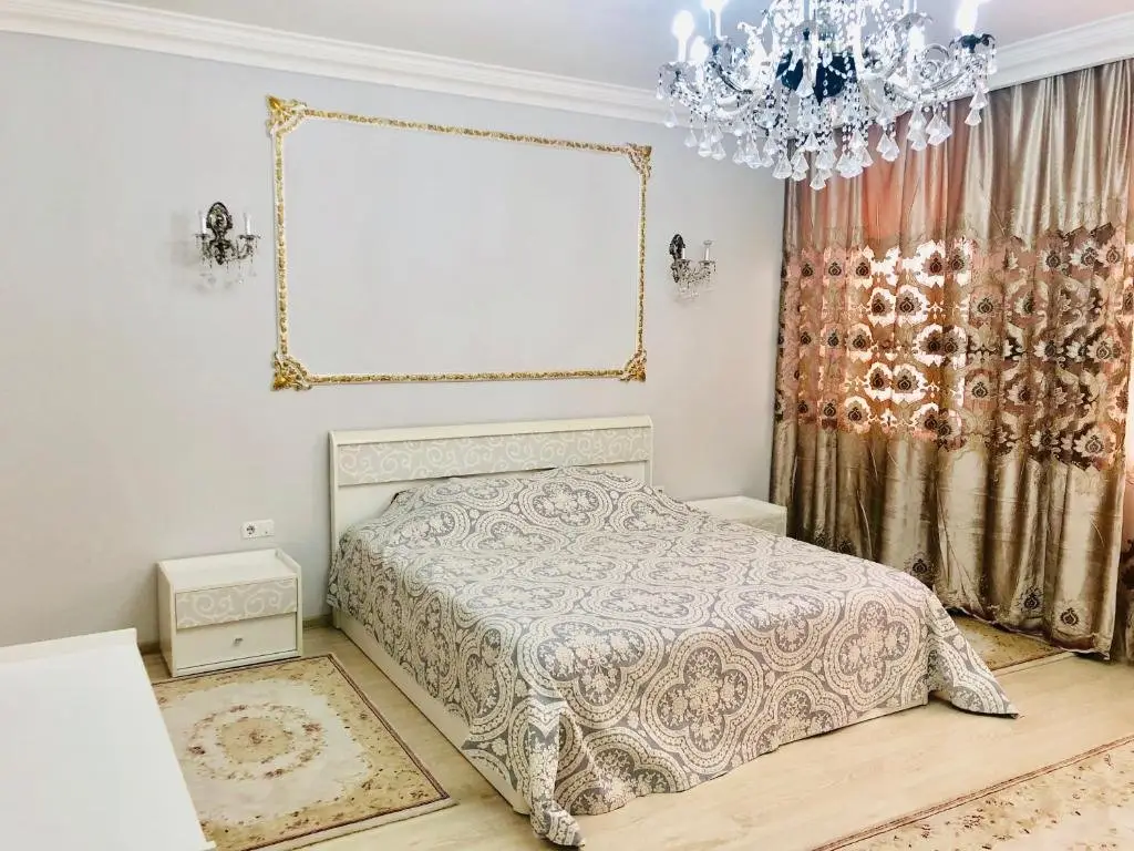 Алматы: Apartment on Al Farabi 7