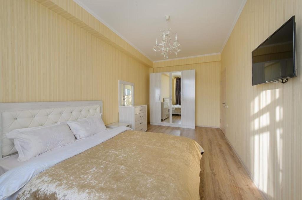 Алматы: Apartments on Kazybek by 125 1 floor 6