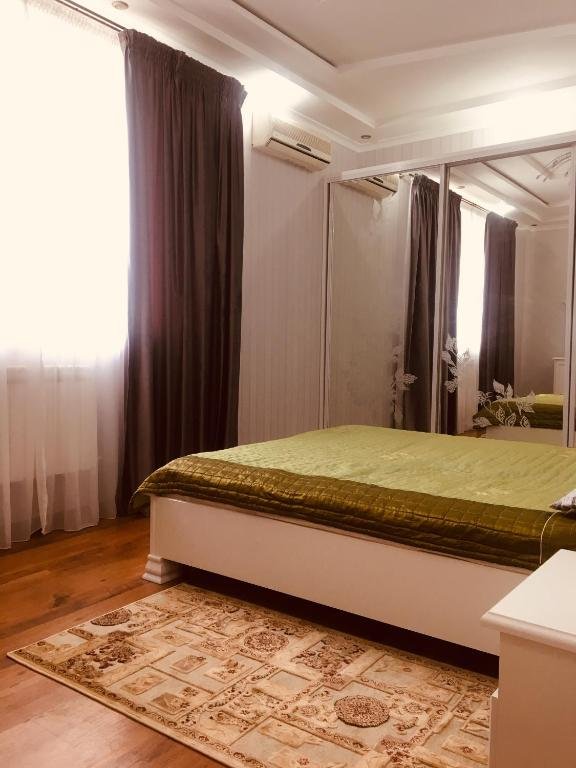 Алматы: Apartment on Dostyk 162/5