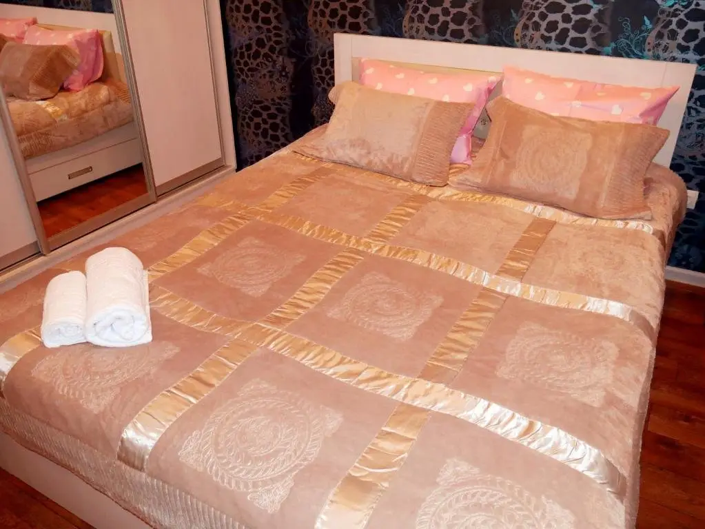 Алматы: Apartment on Abay 101