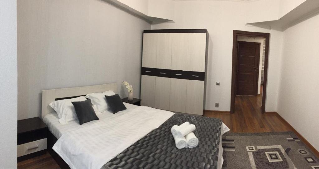Алматы: Apartment on Makataeva 73