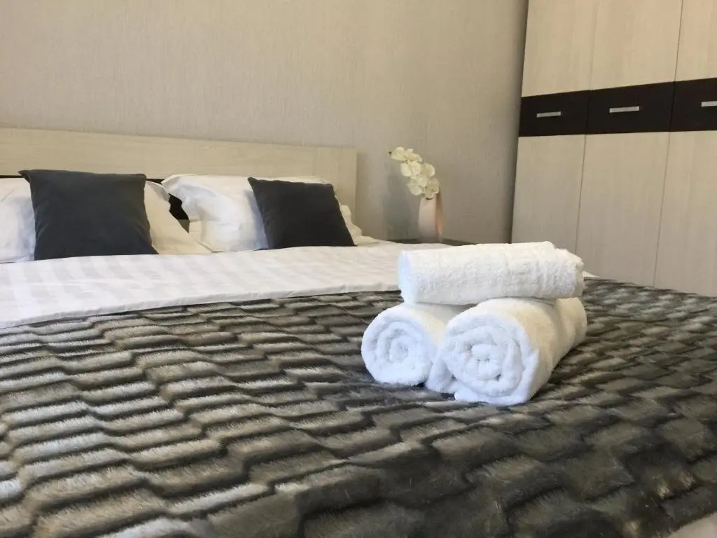 Алматы: Apartment on Makataeva 73