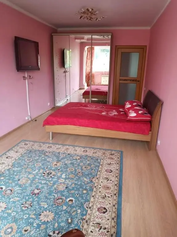 Алматы: Apartment 2 on Zenkova 56