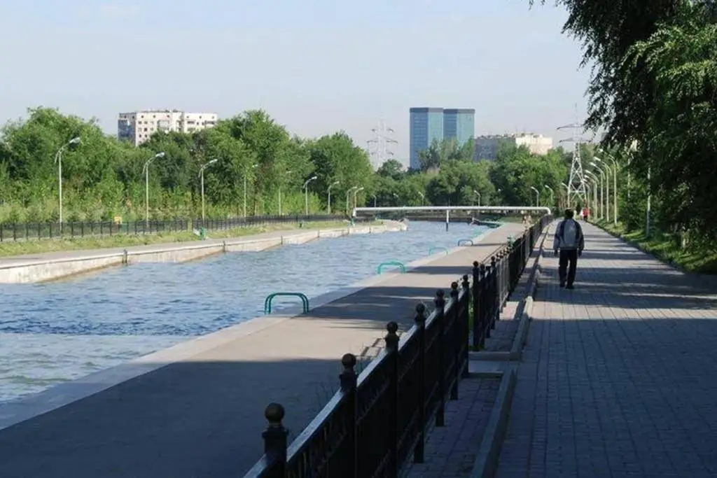 Алматы: Apartment on Rozibakieva, 273