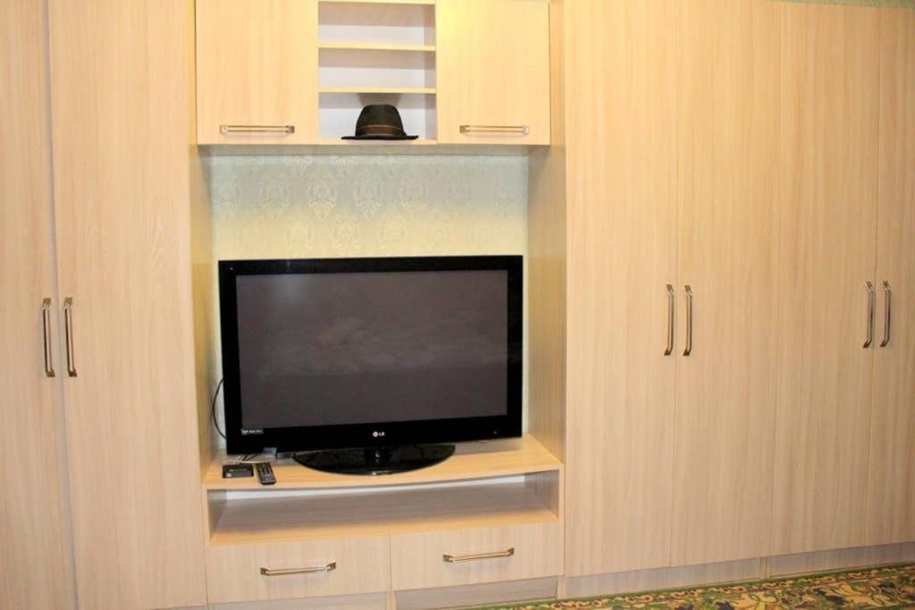 Алматы: Apartment on Rozibakieva, 273