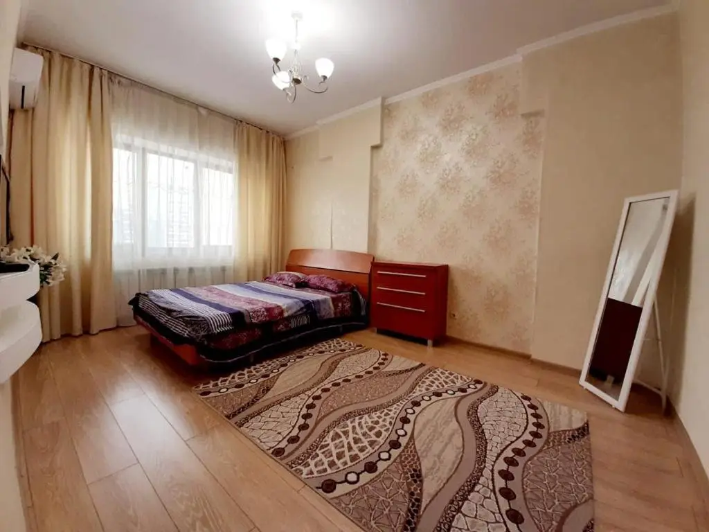 Алматы: Apartment on Zharokov 235