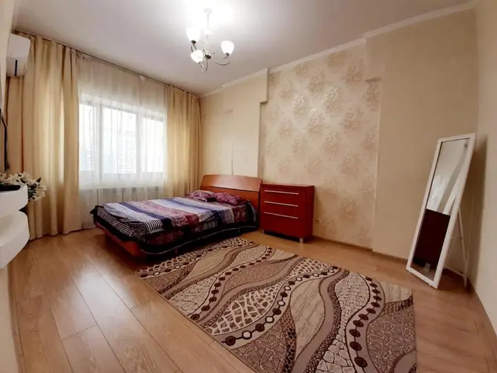 Алматы: Apartment on Zharokov 235