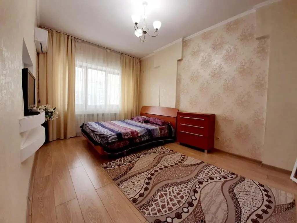 Алматы: Apartment on Zharokov 235