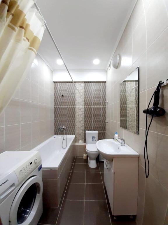 Алматы: Apartment on Zharokov 235