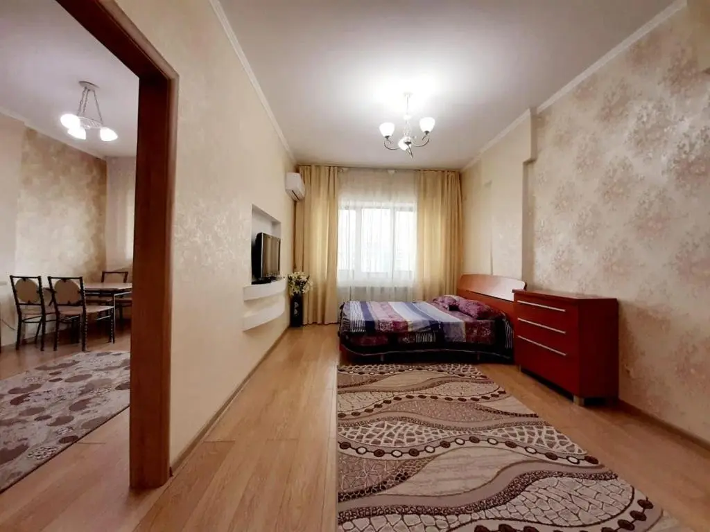 Алматы: Apartment on Zharokov 235