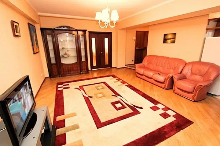 Алматы: Apartments On Furmanov 235