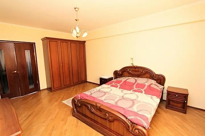 Алматы: Apartments On Furmanov 235