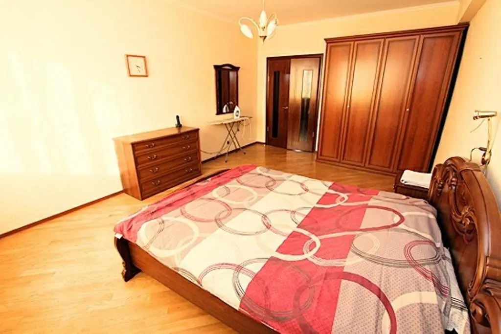 Алматы: Apartments On Furmanov 235
