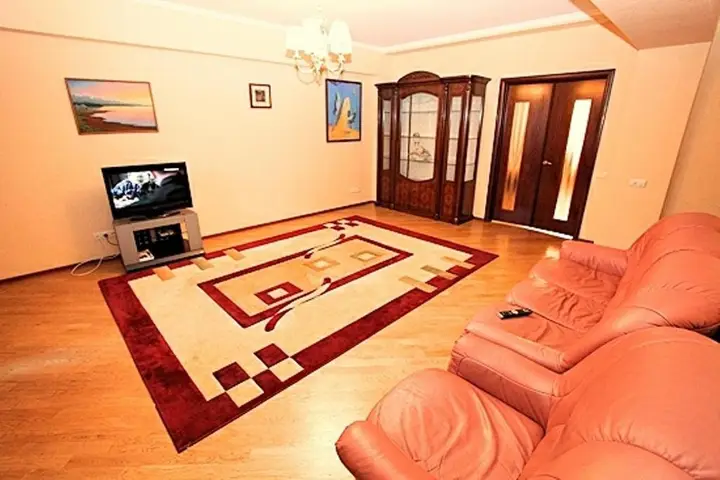 Алматы: Apartments On Furmanov 235