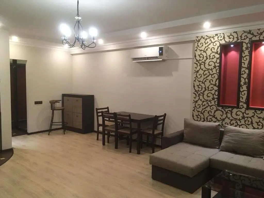 Алматы: Apartment on Tlendieva 223