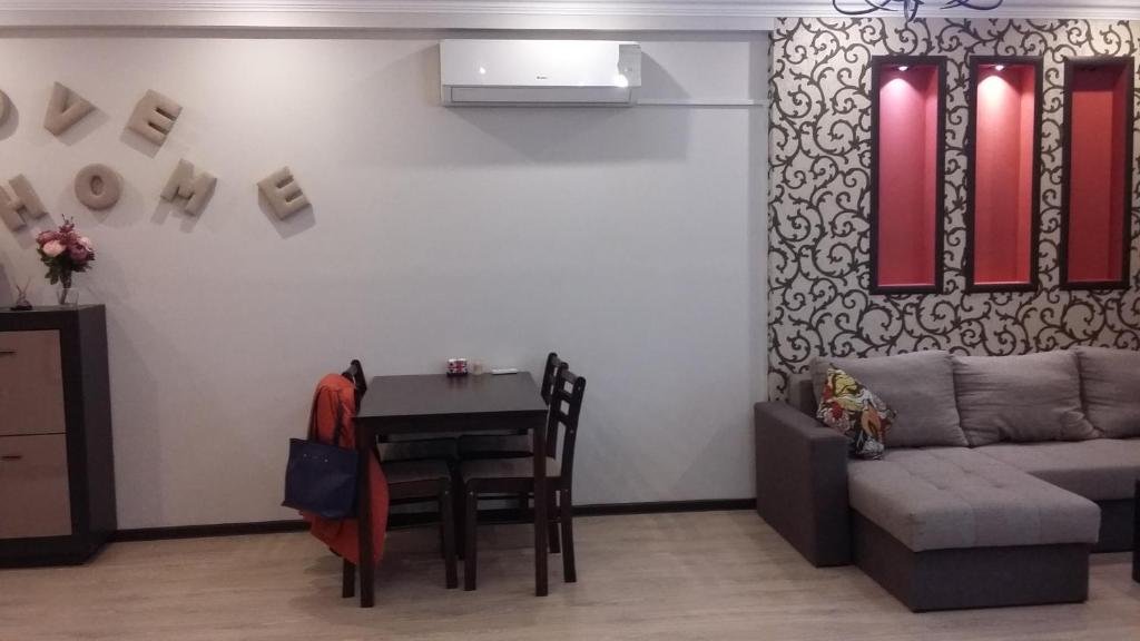 Алматы: Apartment on Tlendieva 223