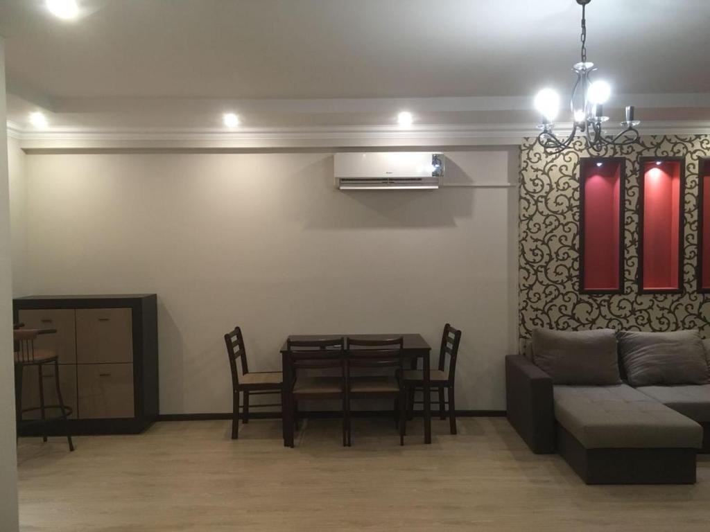 Алматы: Apartment on Tlendieva 223