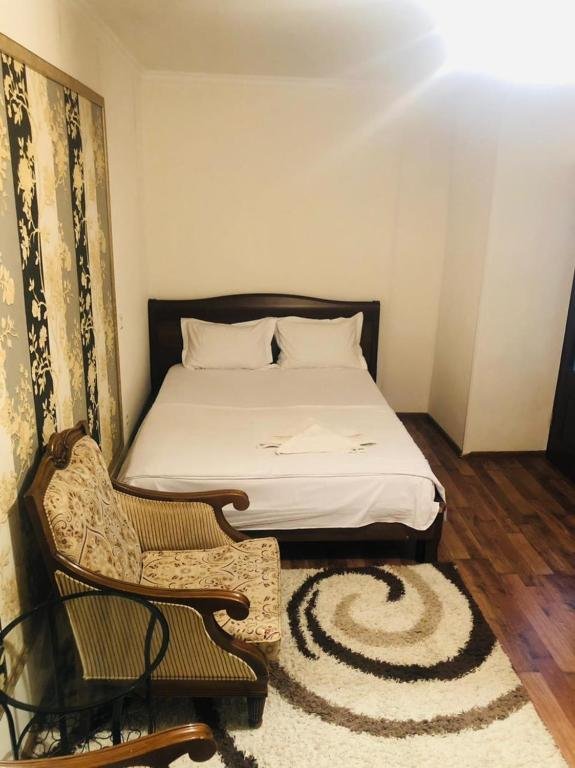 Атырау: Satpaeva 13 apartment in the middle of city