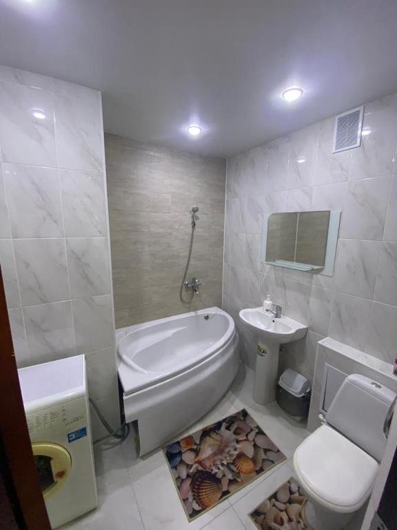 Атырау: Satpaeva 13 apartment in the middle of city