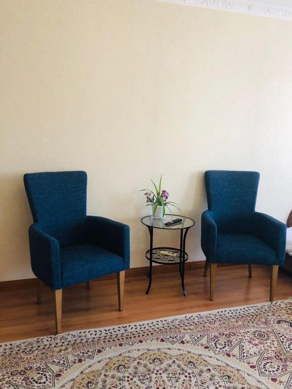 Атырау: Satpaeva 13 apartment in the middle of city