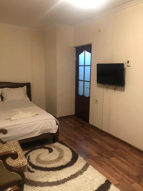 Атырау: Satpaeva 13 apartment in the middle of city