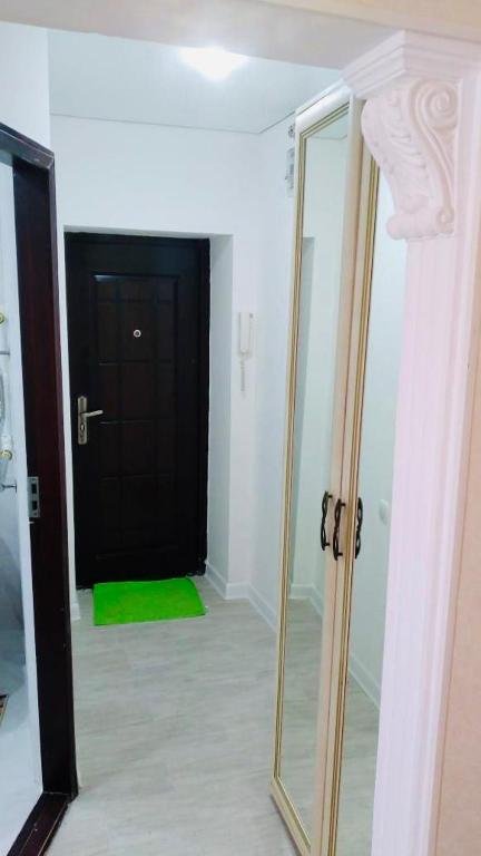 Атырау: Satpaeva 13 apartment in the middle of city