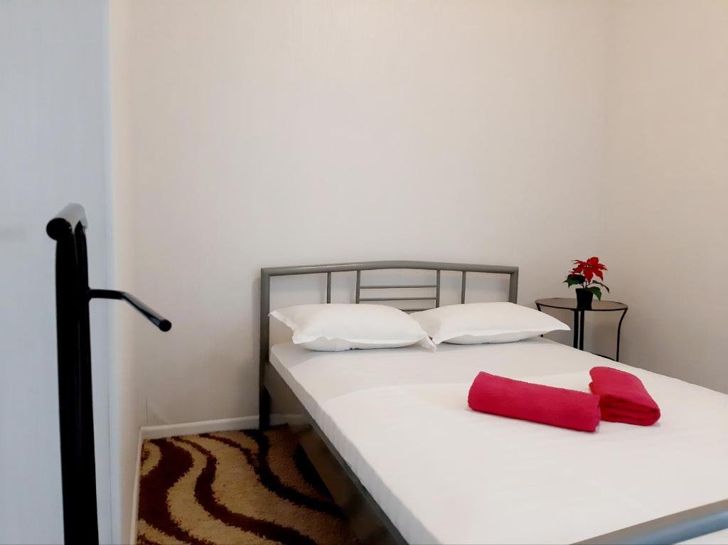 Алматы: Apartment on Zharokova 208