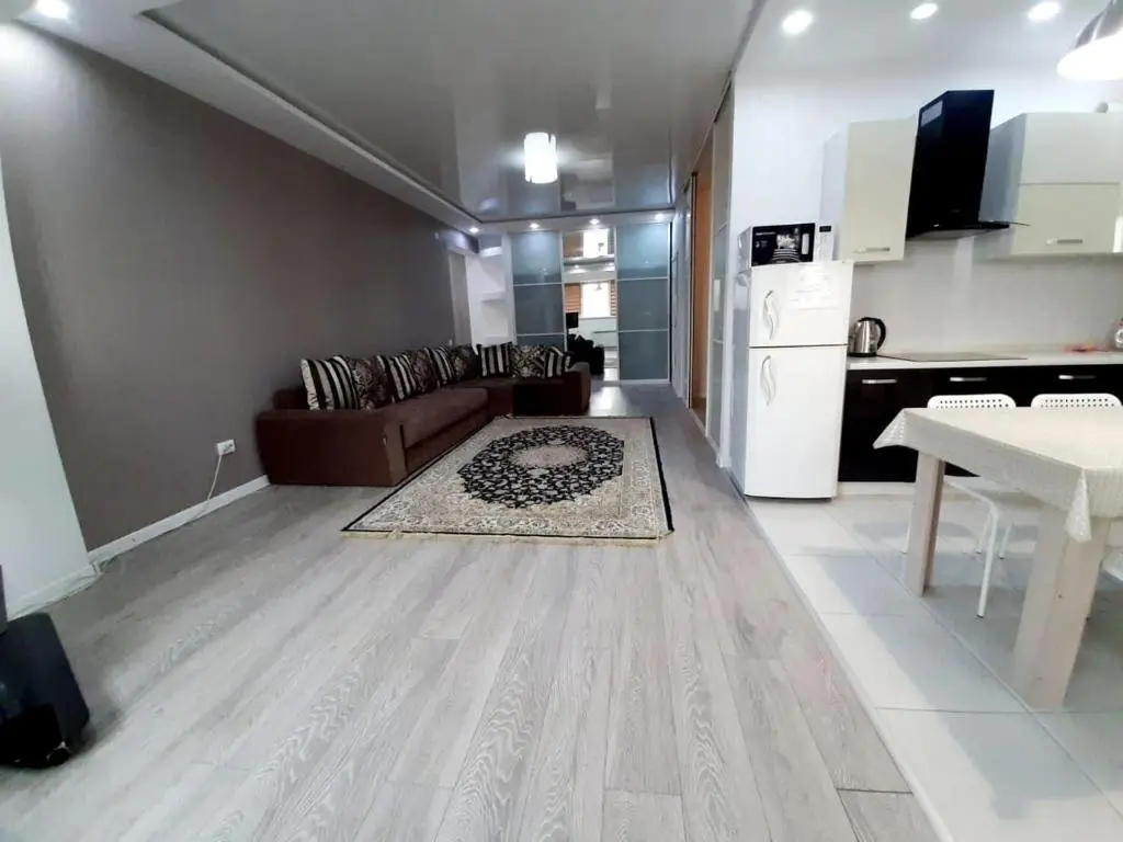 Алматы: Apartment on Zharokova 208
