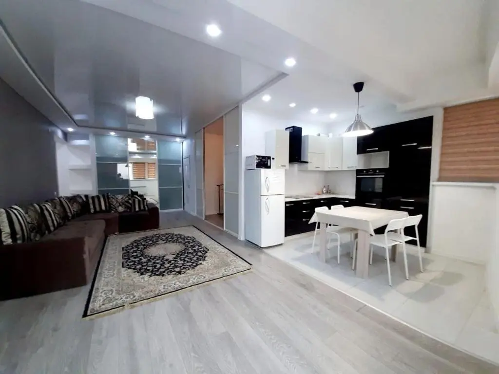 Алматы: Apartment on Zharokova 208