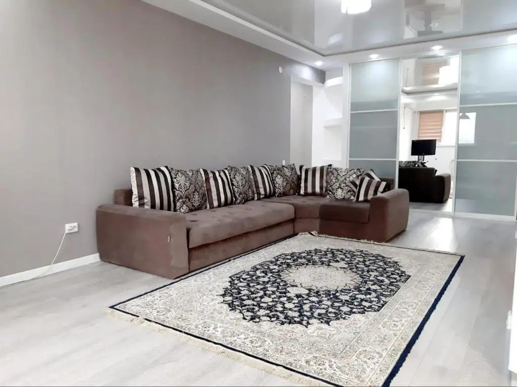 Алматы: Apartment on Zharokova 208