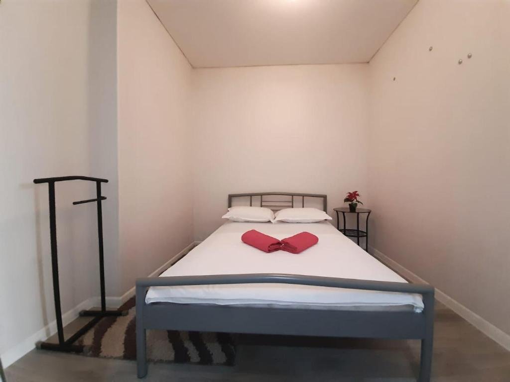 Алматы: Apartment on Zharokova 208