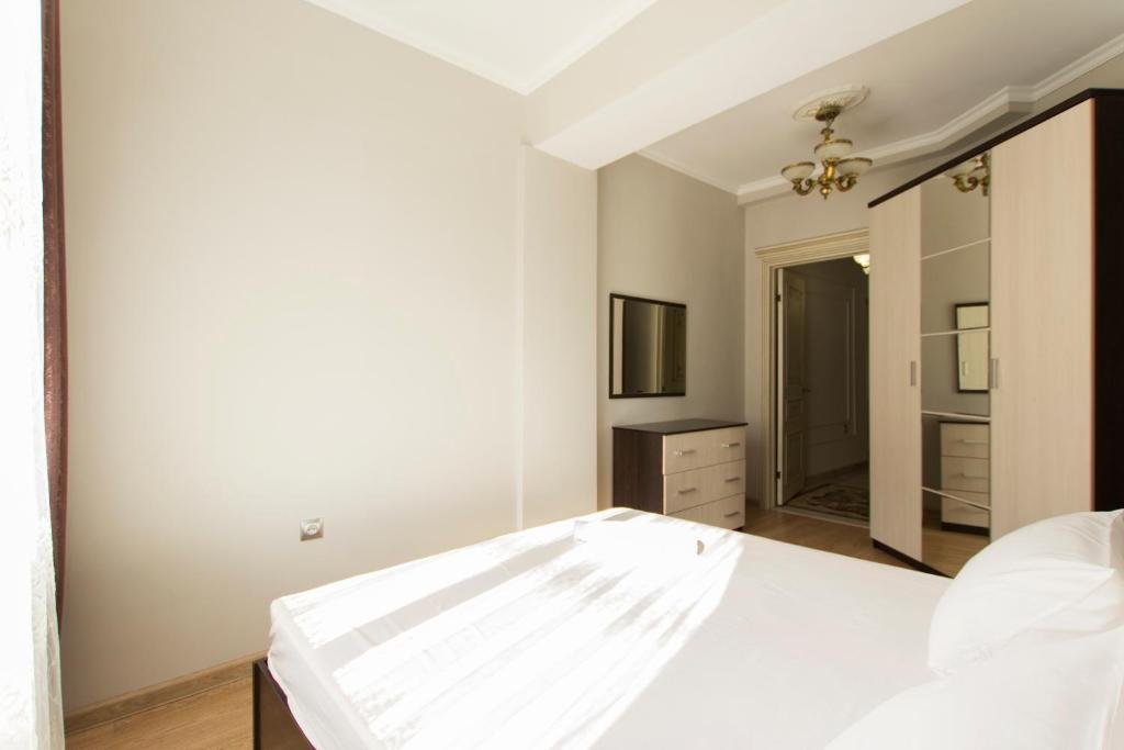 Алматы: Apartment on Kurmangazy 97