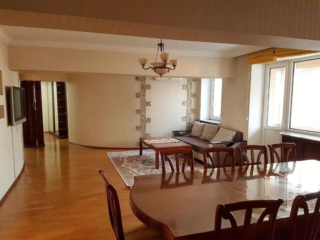 Алматы: Apartment At Nurmakova 81