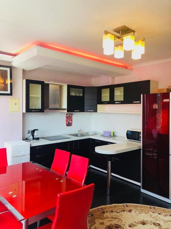 Алматы: Apartment on Teplichnaya 12/18