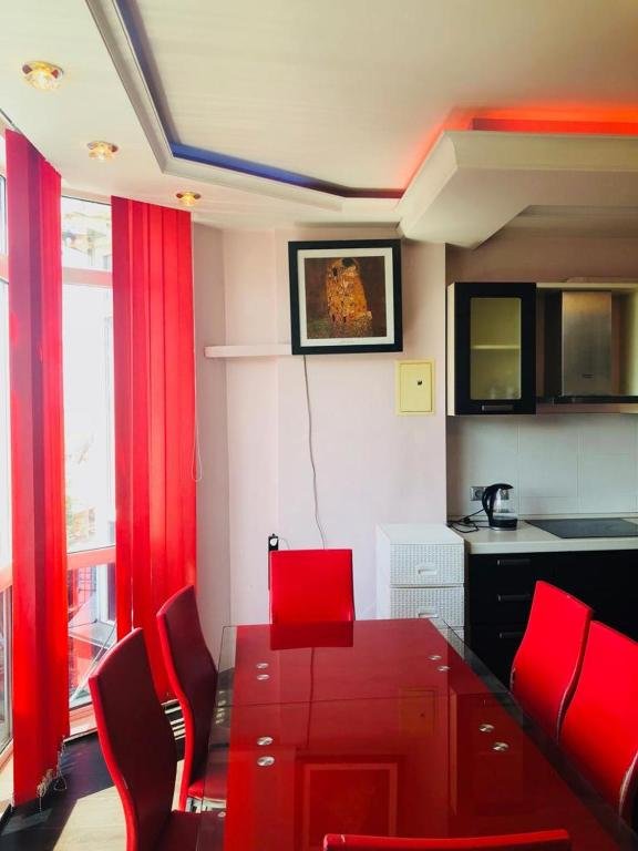 Алматы: Apartment on Teplichnaya 12/18