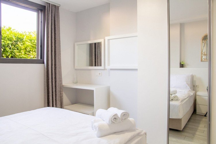 Чешме: Charlotte | Cesme