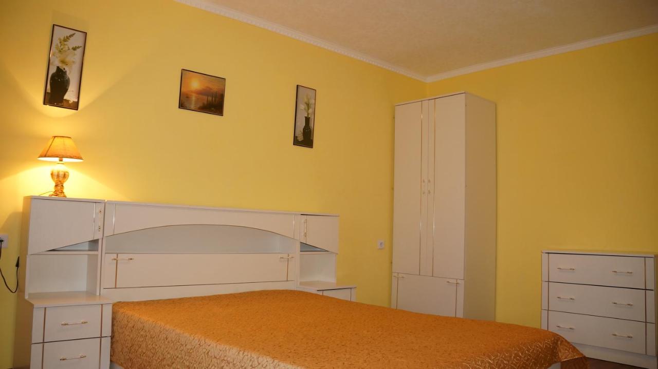 Киров: Apartments na Lenina
