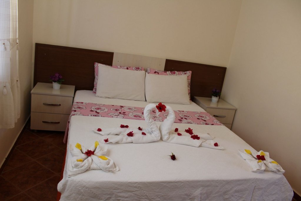 Чиралы: Village Garden Pansiyon Restuarant