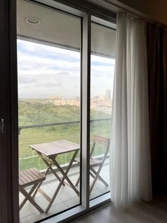 Стамбул: Modern 1 1 Apartment w Terrace Near Mail of IST