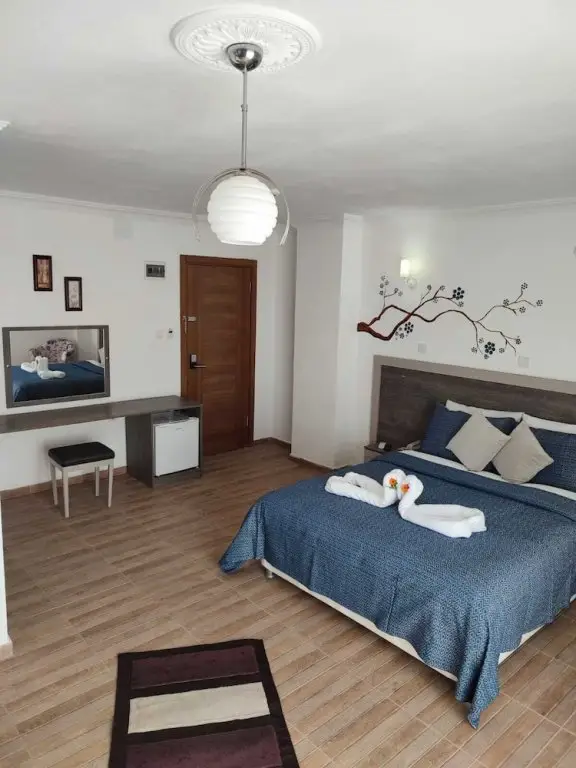 Гузеляли: Adaya Karşı Otel