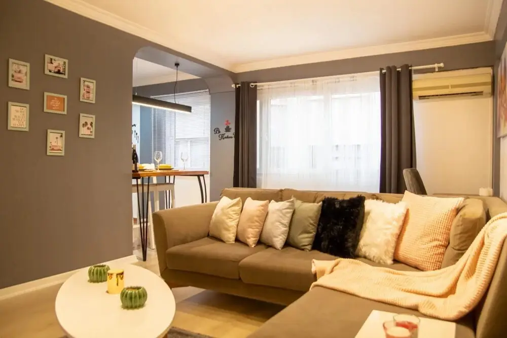 Измир: Flat Near Coast With Shared Terrace in Karsiyaka