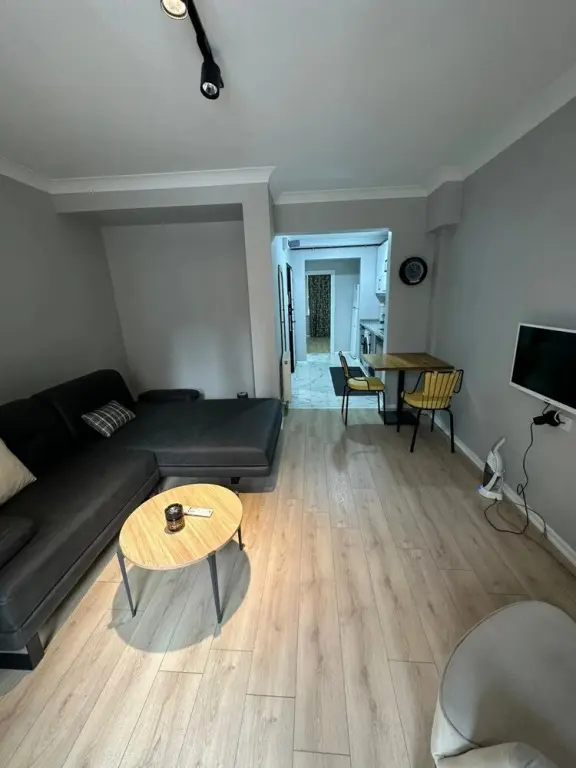Стамбул: Lovely Apartment With Balcony in Esenler
