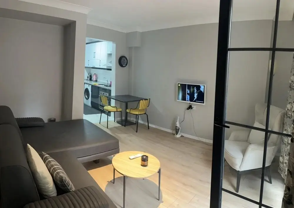 Стамбул: Lovely Apartment With Balcony in Esenler