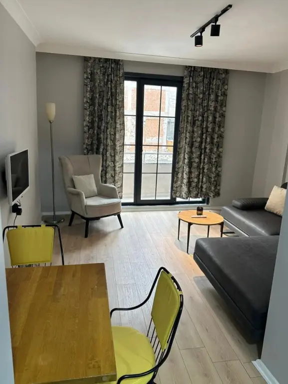 Стамбул: Lovely Apartment With Balcony in Esenler