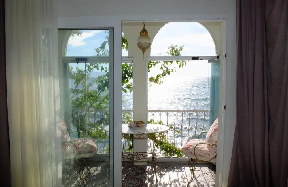 Кушадасы: Amazing House With Balcony and Mesmerizing View Right Next to the Sea in Kusadasi