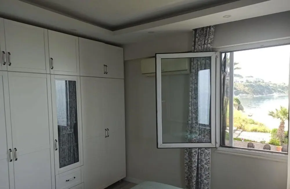 Кушадасы: Amazing House With Balcony and Mesmerizing View Right Next to the Sea in Kusadasi