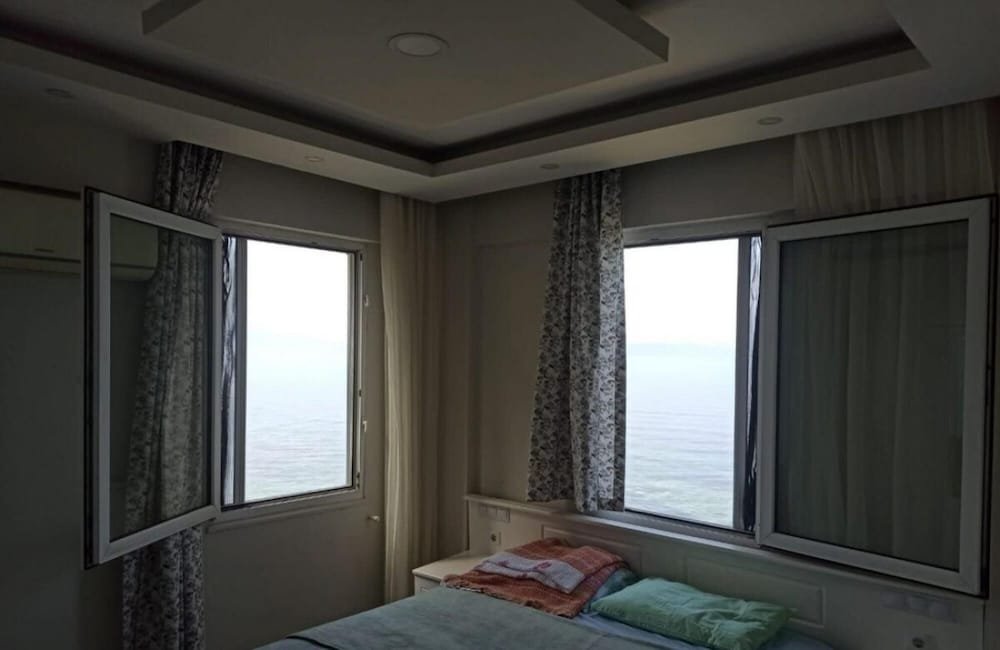 Кушадасы: Amazing House With Balcony and Mesmerizing View Right Next to the Sea in Kusadasi
