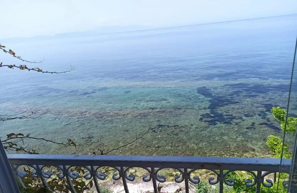 Кушадасы: Amazing House With Balcony and Mesmerizing View Right Next to the Sea in Kusadasi